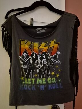 Kiss Gray Fringe Sleeve Tee with Multicolor Graphic